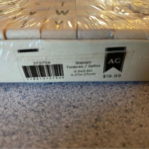 Assorted stamps and ink pads. (MI08) - Picture 2 of 15